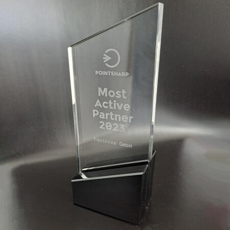 Glaspokal für den "Most Active Partner" von Pointsharp