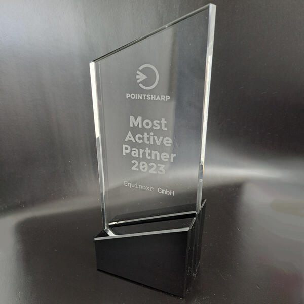 Glaspokal für den "Most Active Partner" von Pointsharp